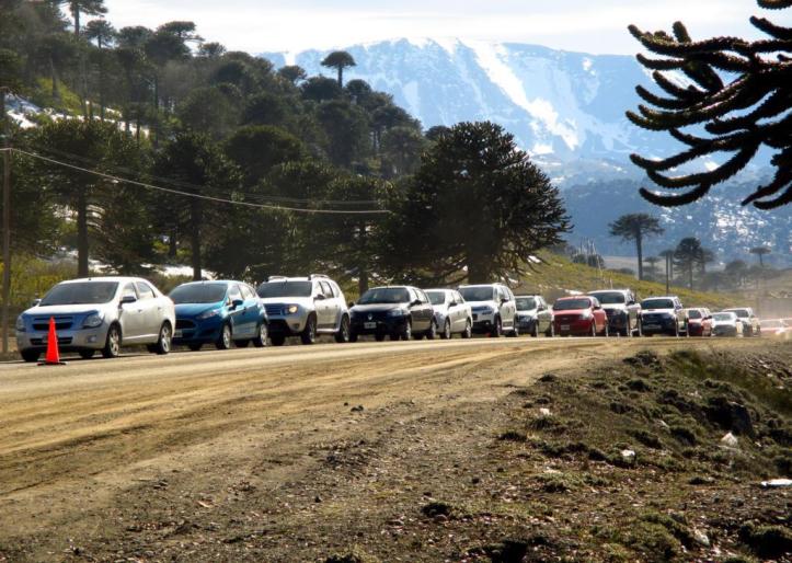 Fila de autos en el lado argentino, esperando cruzar por Pino Hachado